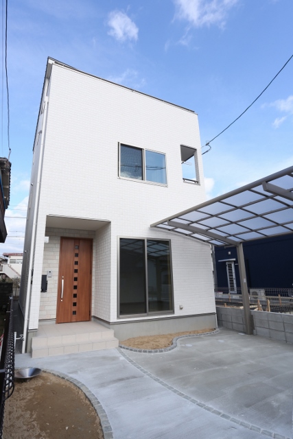 吹き抜けのある３階建て住宅