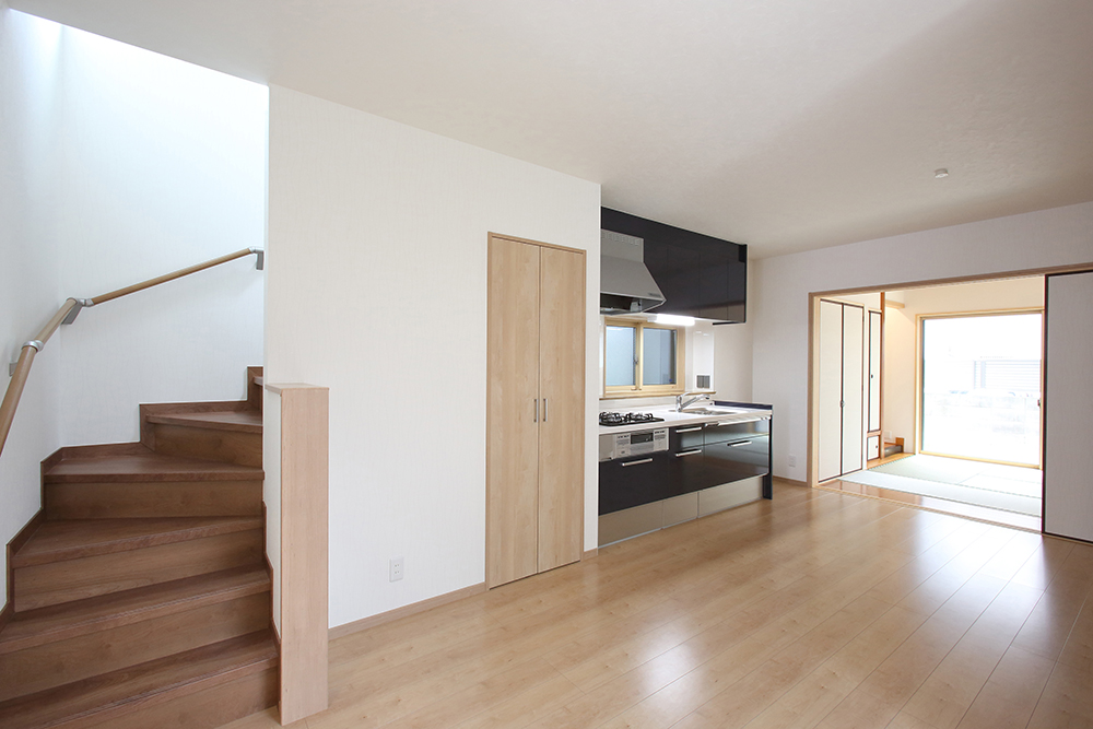 都会の狭小地に建つ、ロフト付き木造２階建ての家