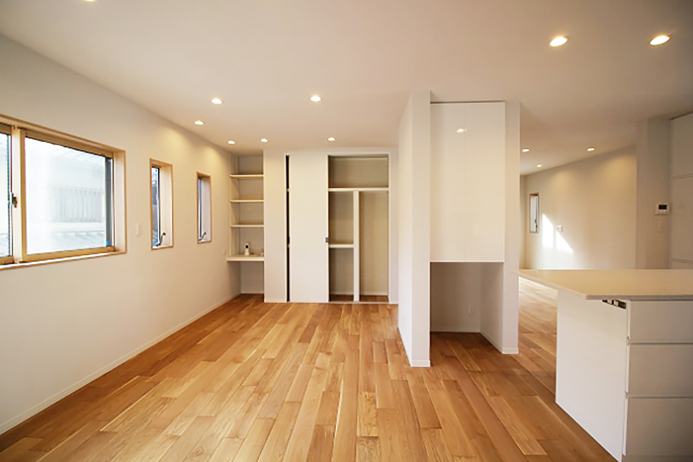 広々フロアの３階建て住宅