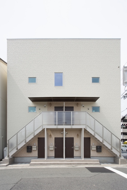 フロアごとに異なる内装の3階建て集合住宅